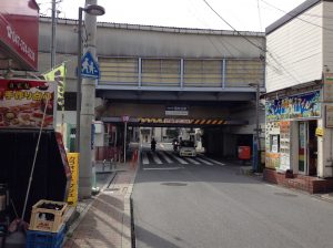 江戸川堤防の東側高架の下に造られた国府台駅