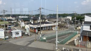 高柳駅橋上から東側を撮影（森の向こうが海上自衛隊下総航空基地）